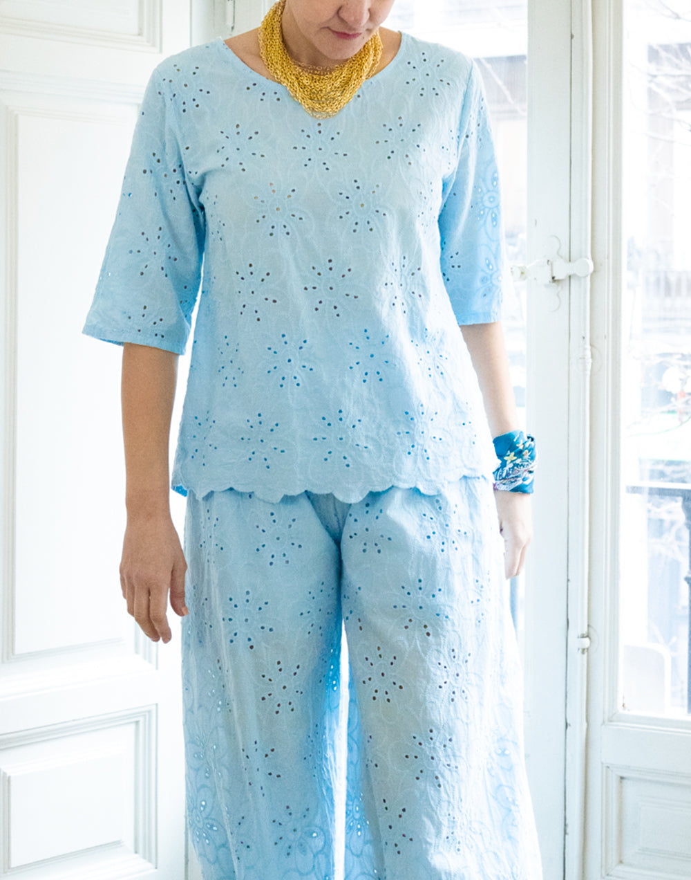 Top bordado inglés de flores azul claro muestrarios de ropa y moda ideas mujer mediana edad