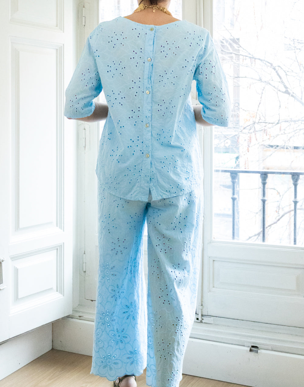 Top bordado inglés de flores azul claro muestrarios de ropa y moda ideas mujer mediana edad