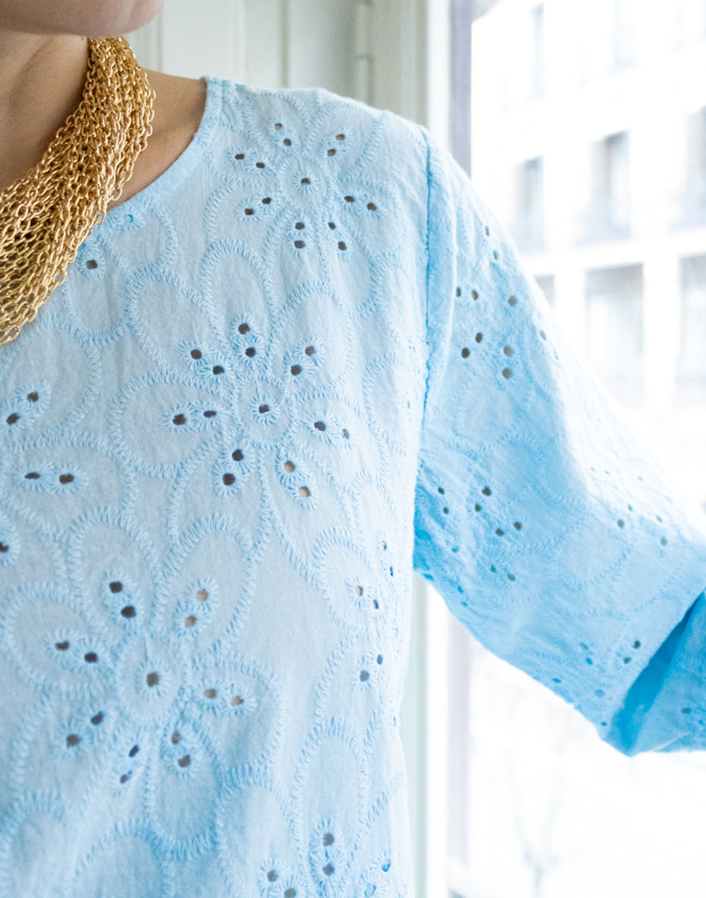 Top bordado inglés de flores azul claro muestrarios de ropa y moda ideas mujer mediana edad