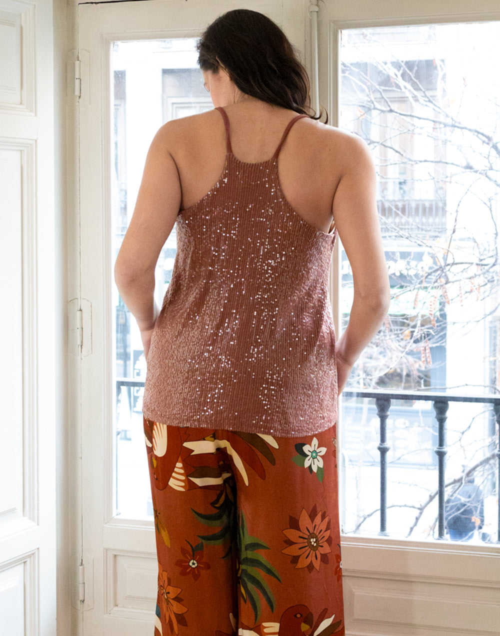 Top de lentejuelas y escote nadadora teja muestrarios de ropa y moda de mujer vestir bien top lencero