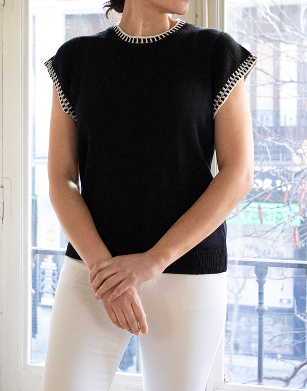 Top de tricot con manga volante y detalle a contraste negro muestrarios de ropa y moda de mujer vestir bien con talla grande plus elegante