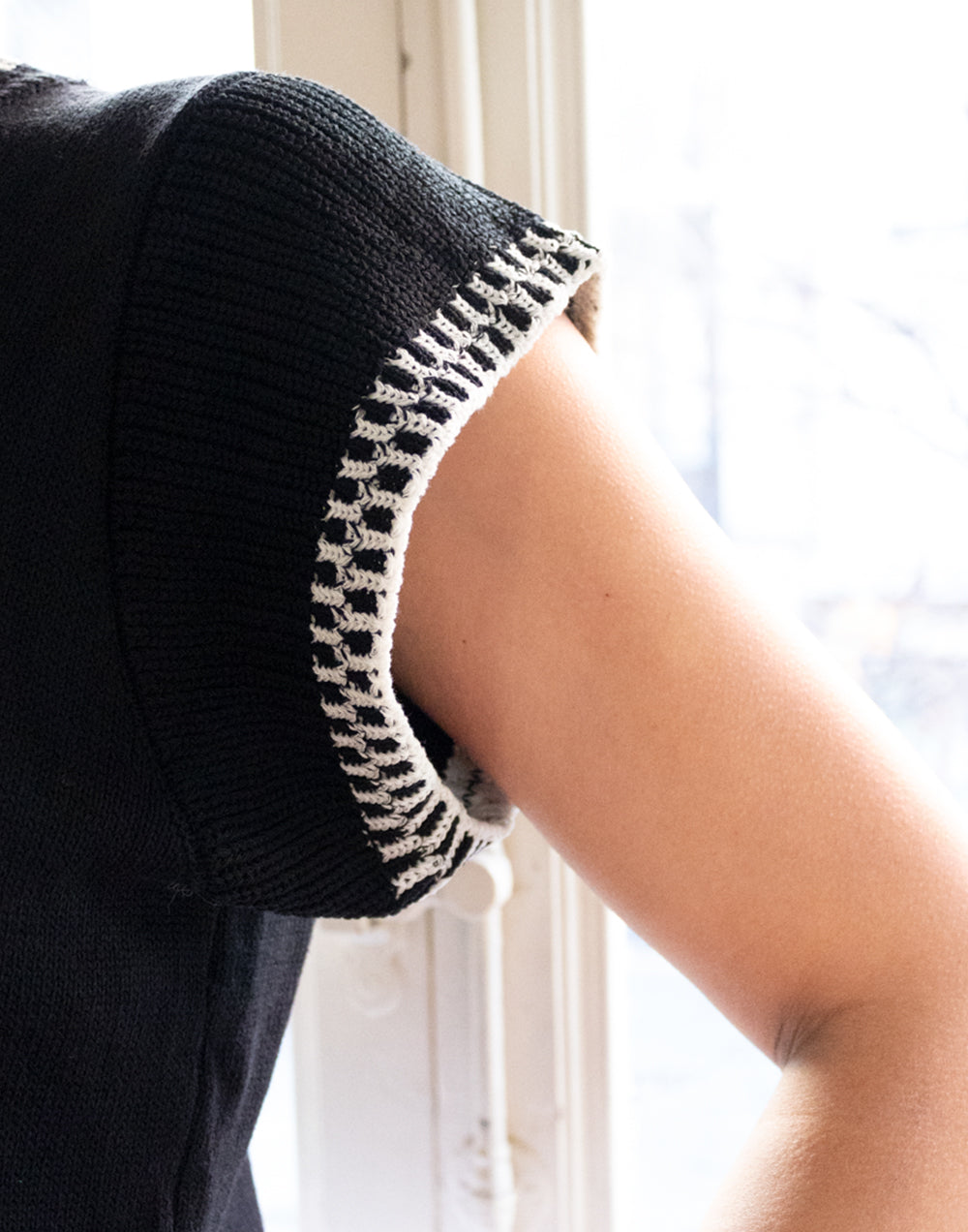 Top de tricot con manga volante y detalle a contraste negro muestrarios de ropa y moda de mujer vestir bien con talla grande plus elegante