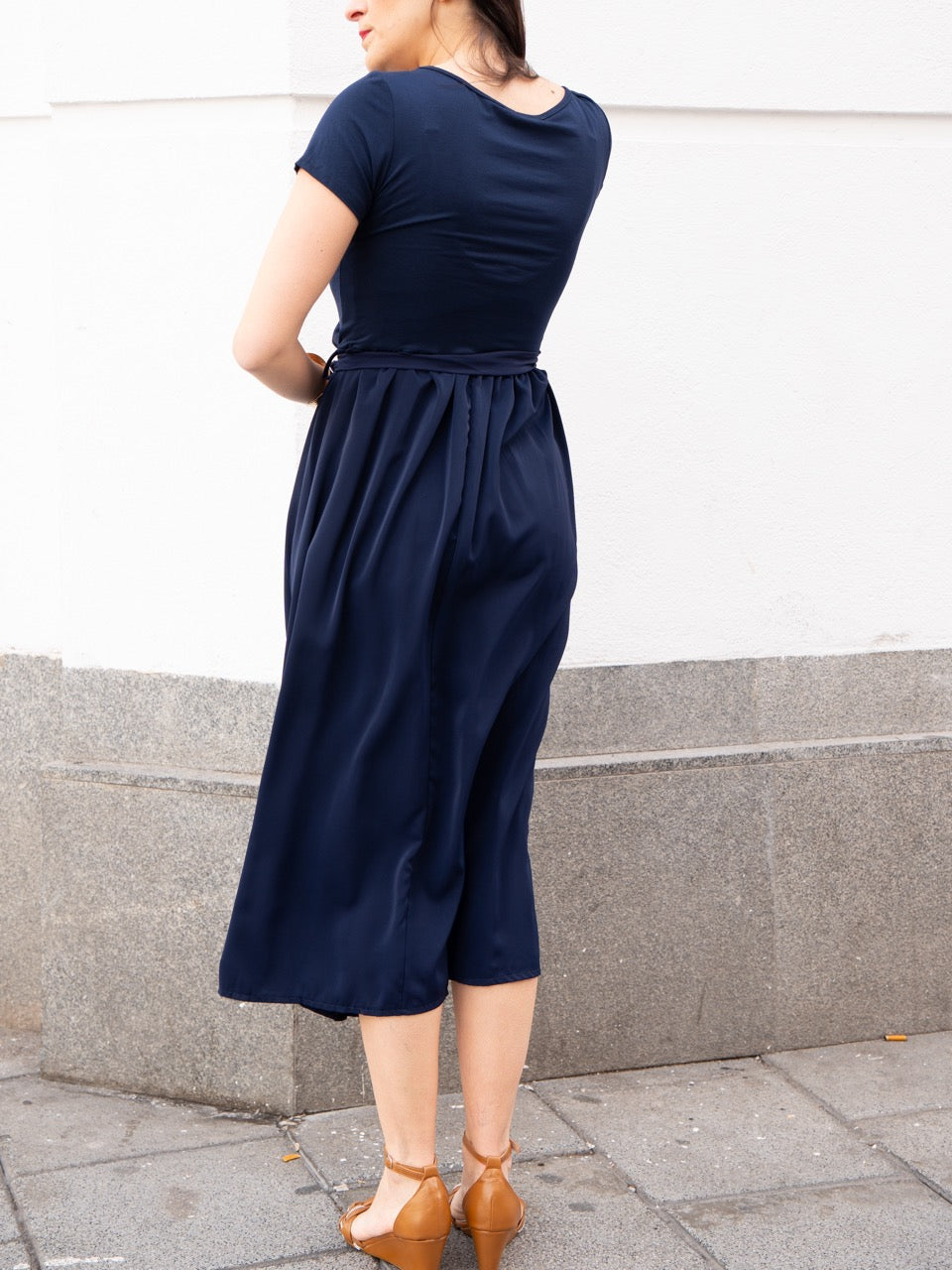 Vestido camiseta con falda tafetán azul marino muestrarios moda de mujer vestir bien ideas invitada