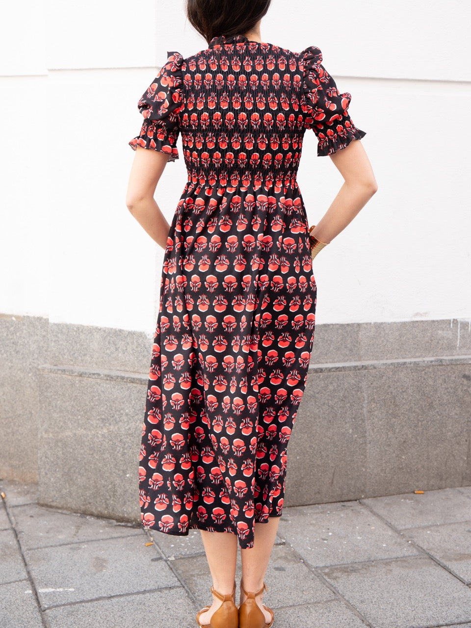 Vestido de flores con cuerpo nido de abeja negro muestrarios de moda y ropa de mujer invitada ideal