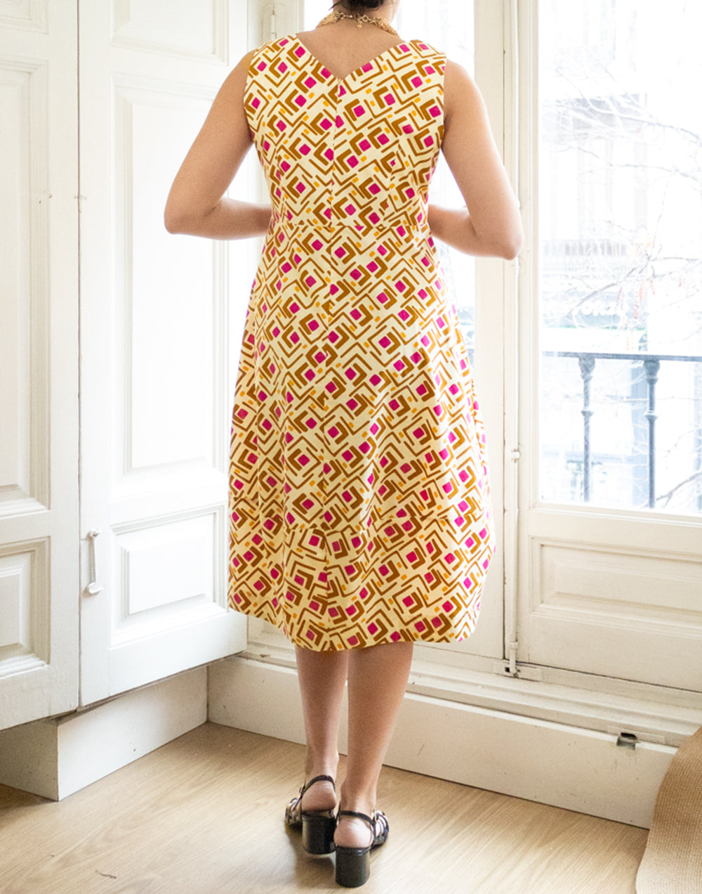 Vestido de verano estampado geométrico camel y rosa muestrarios de ropa y moda de mujer vestir bien elegante verano ideas mujer mediana edad