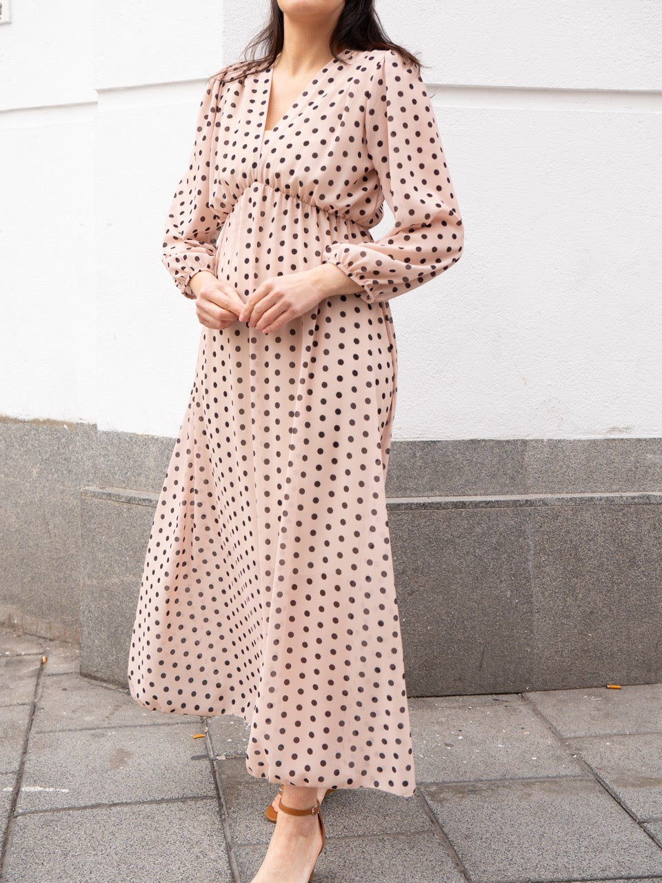 Vestido largo de gasa con lunares beige muestrarios de ropa y moda de mujer invitada mujer mediana edad