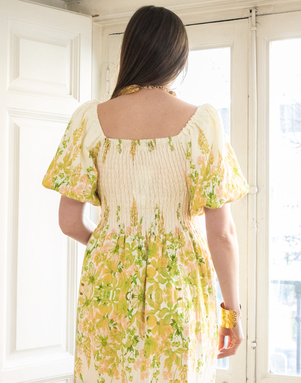 Vestido largo nido de abeja con estampado de flores verde ideas invitada primavera ideal