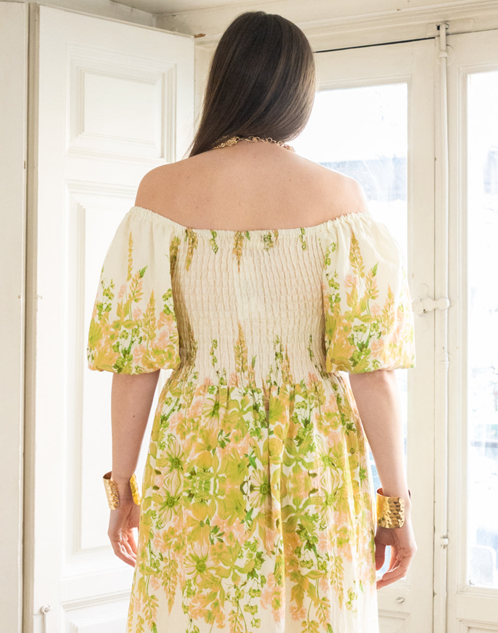 Vestido largo nido de abeja con estampado de flores verde ideas invitada primavera ideal