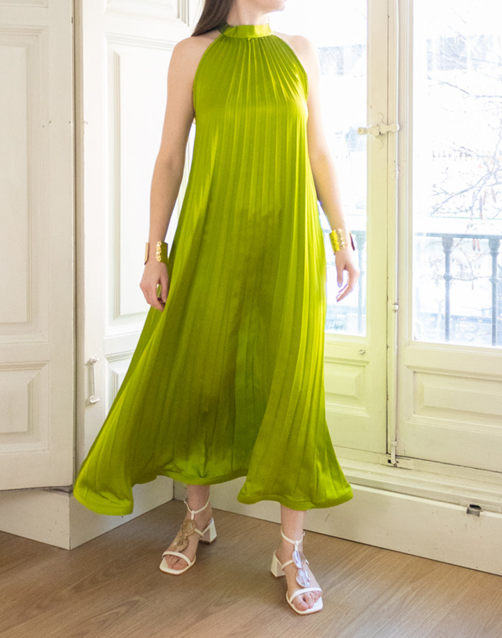 Vestido largo plisado verde pistacho muestrarios de ropa y moda de mujer invitada ideal perfecta