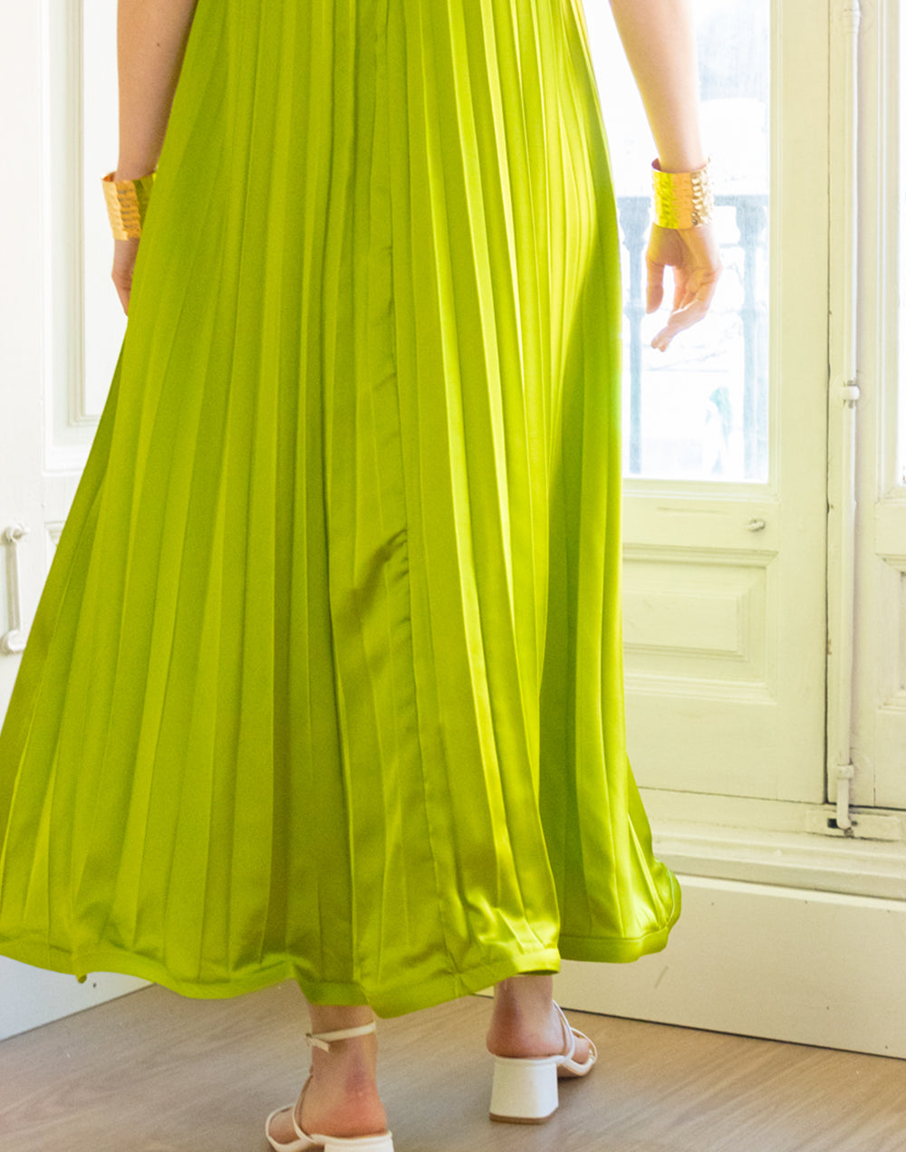 Vestido largo plisado verde pistacho muestrarios de ropa y moda de mujer invitada ideal perfecta