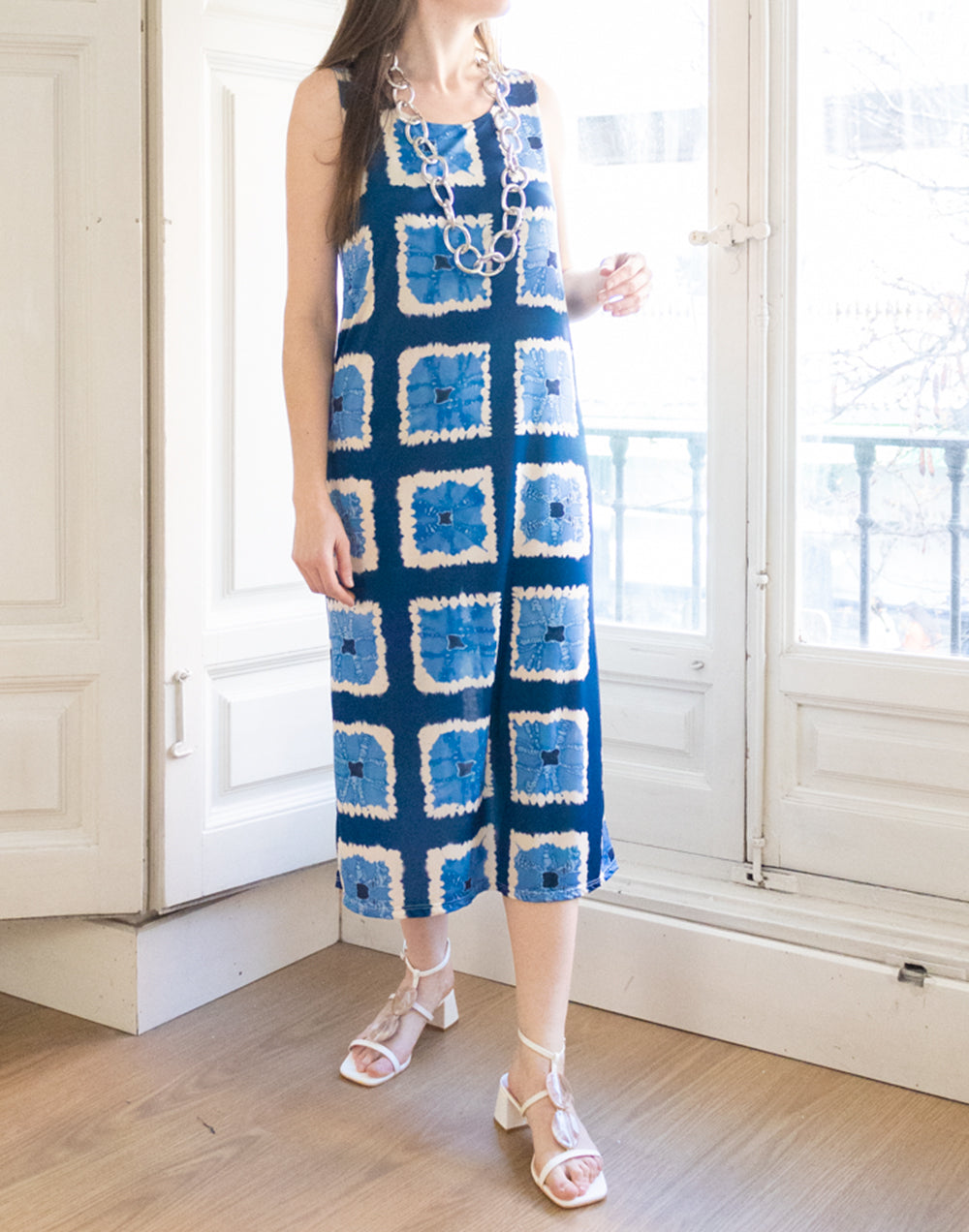 Vestido midi estampado tie dye de cuadros azules muestrarios de ropa y moda de mujer invitada ideal