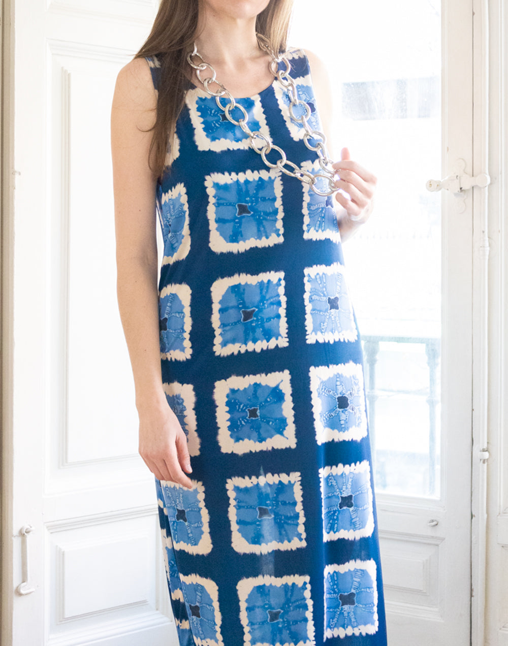 Vestido midi estampado tie dye de cuadros azules muestrarios de ropa y moda de mujer invitada ideal