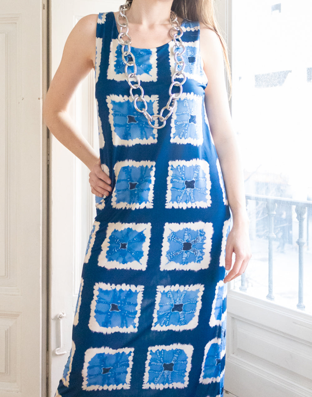 Vestido midi estampado tie dye de cuadros azules muestrarios de ropa y moda de mujer invitada ideal