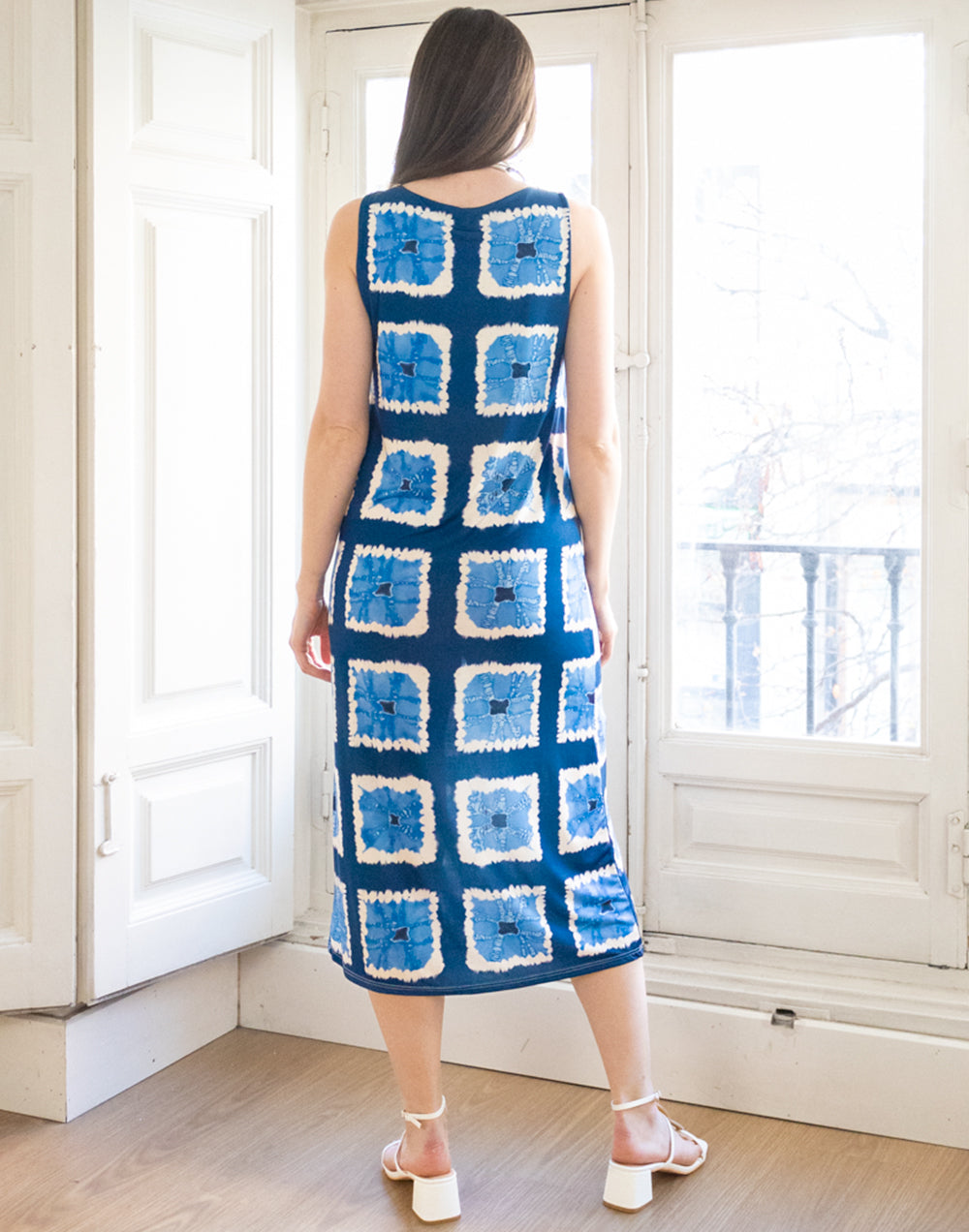Vestido midi estampado tie dye de cuadros azules muestrarios de ropa y moda de mujer invitada ideal