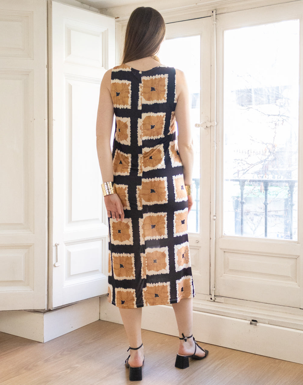 Vestido midi estampado tie dye de cuadros negro y beige muestrarios de ropa y moda de mujer vestir bien invitada ideal