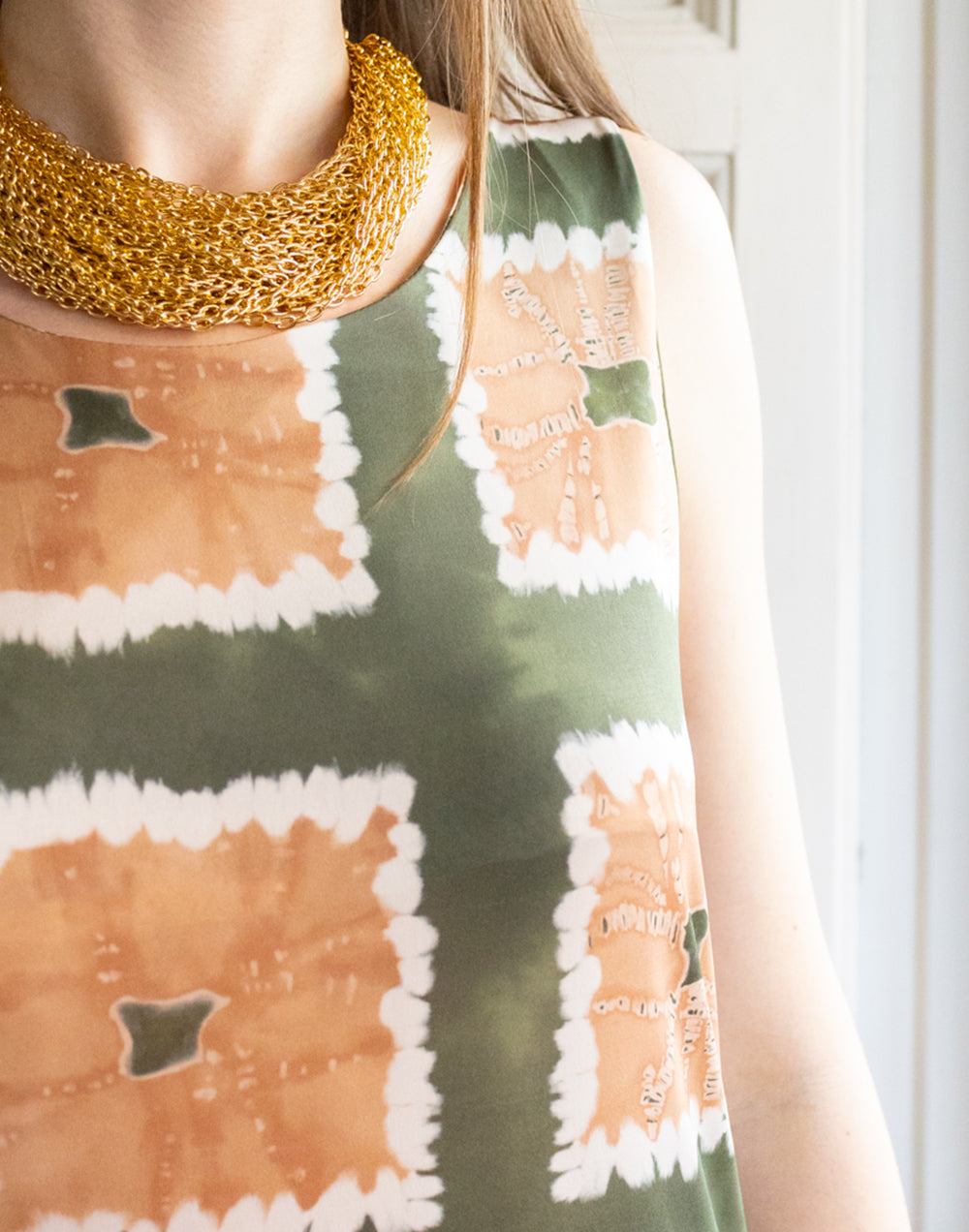 Vestido midi estampado tie dye de cuadros verde y beige muestrarios de ropa y moda de mujer vestir invitada ideal