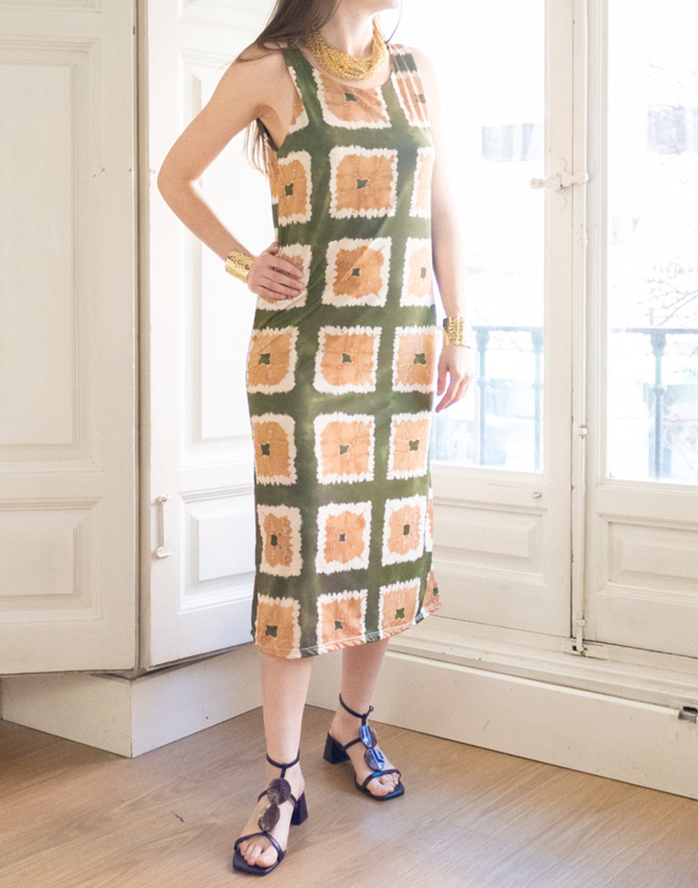 Vestido midi estampado tie dye de cuadros verde y beige muestrarios de ropa y moda de mujer vestir invitada ideal