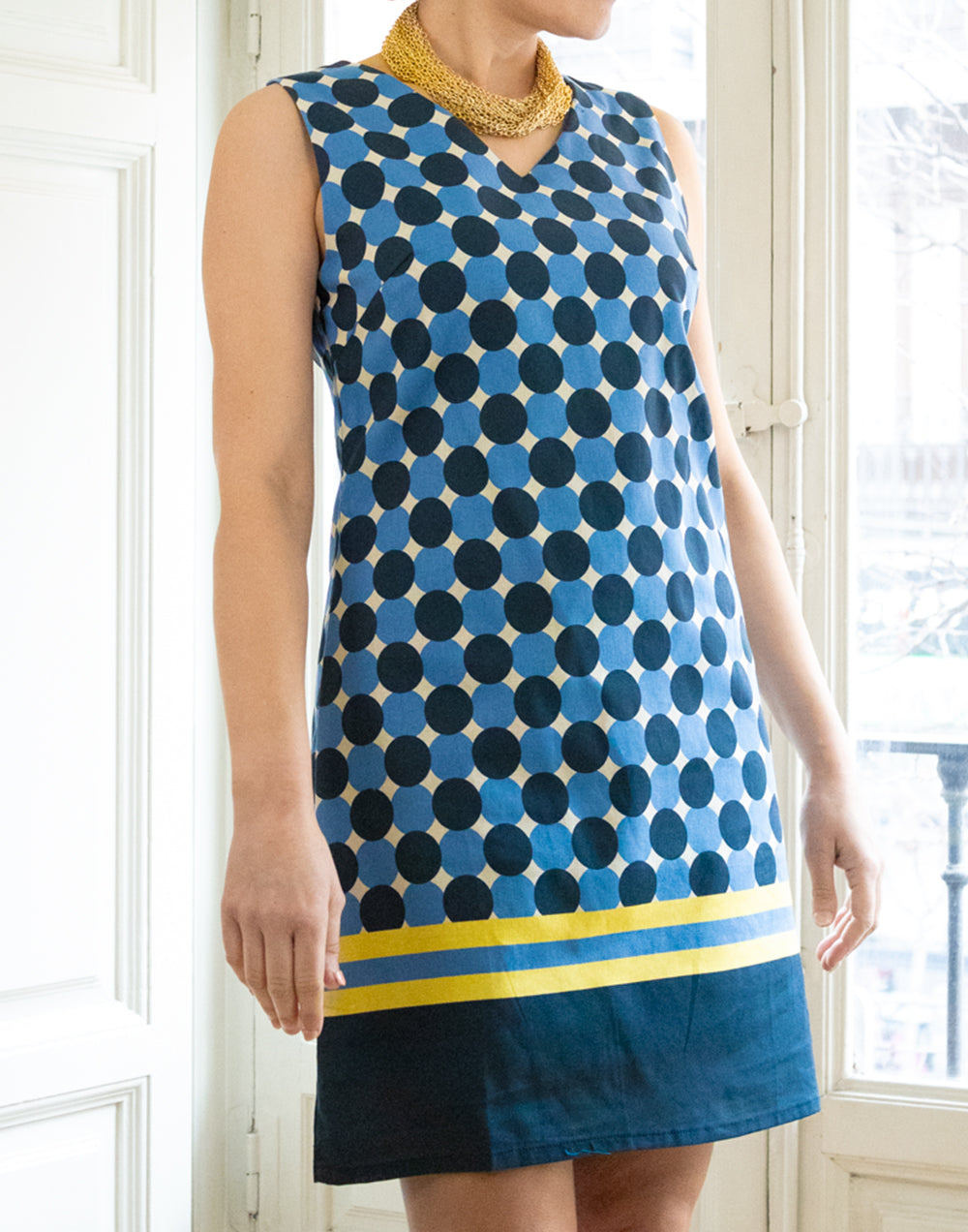 Vestido recto de verano estampado lunares psicodélico azul muestrarios de ropa y moda de mujer vestir bien verano ideas mujer mediana edad