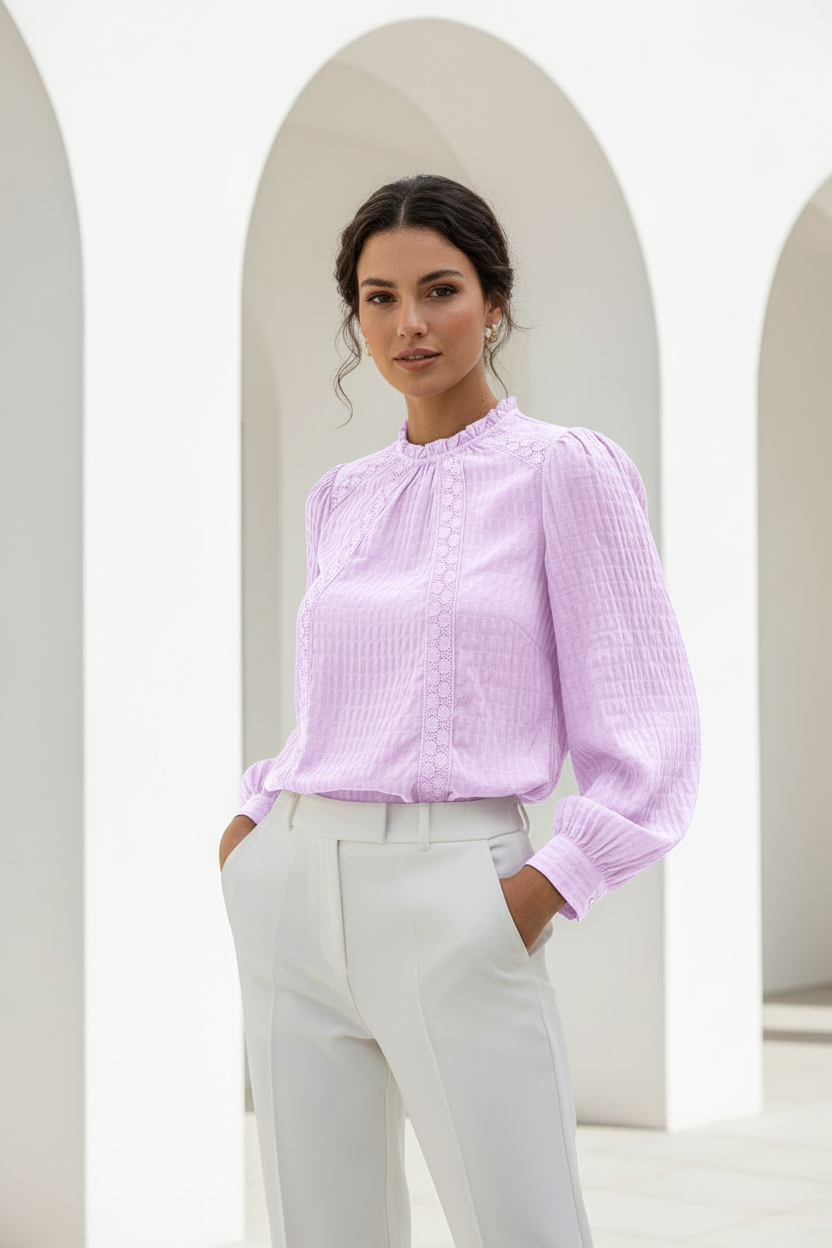 Blusa lila claro con pantalón blanco