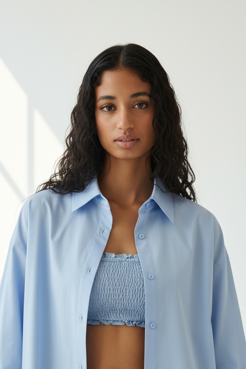 Camisa azul cerrada con bandeau asomando abajo