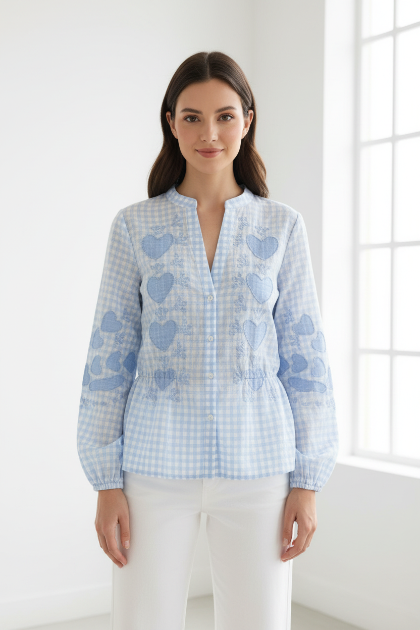 Camisa de nubes azul y blanco con modelo morena