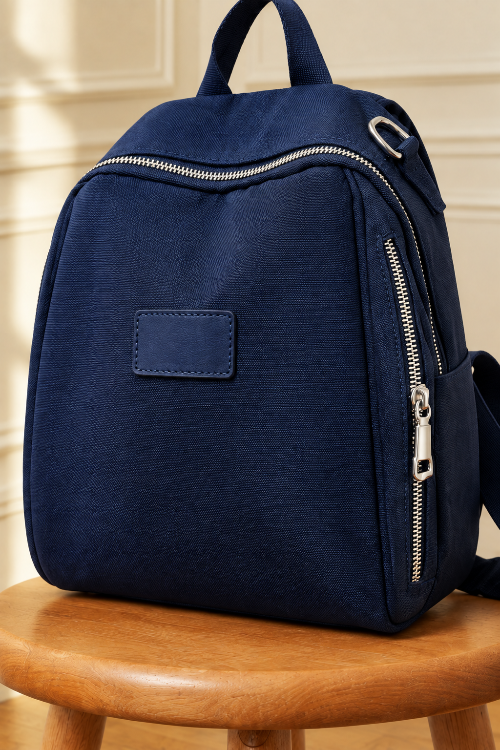 Detalle de la mochila azul marino y sus cremalleras