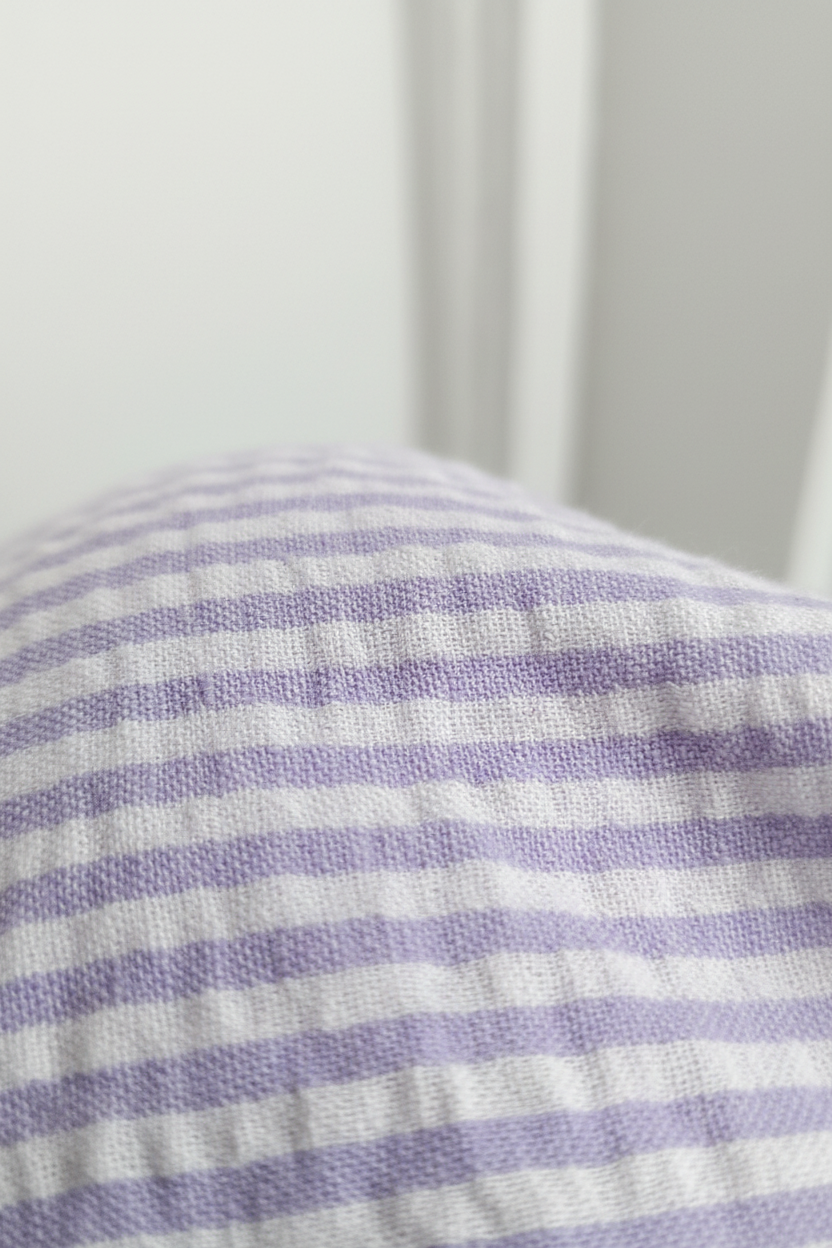 Detalle textura rugosa tejido lila