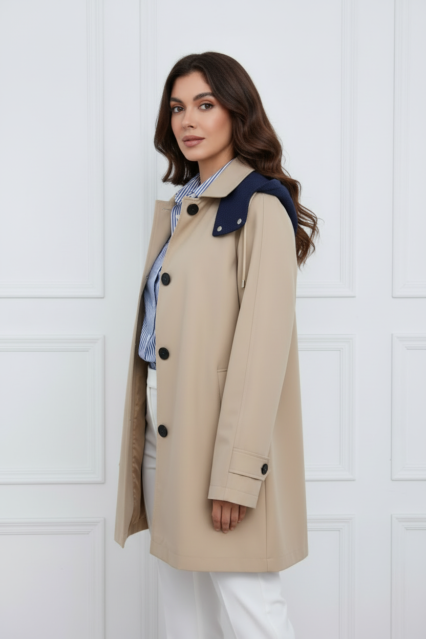 Gabardina beige capucha azul marino - vista perfil