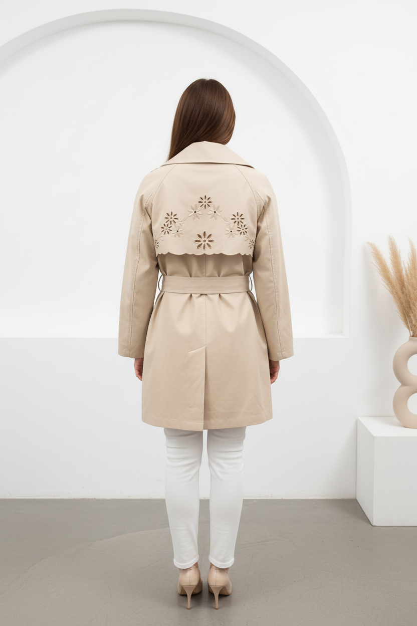 Gabardina bordada beige vista espalda