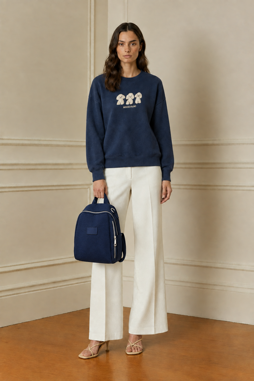 Modelo con sudadera de perritos y mochila azul marino