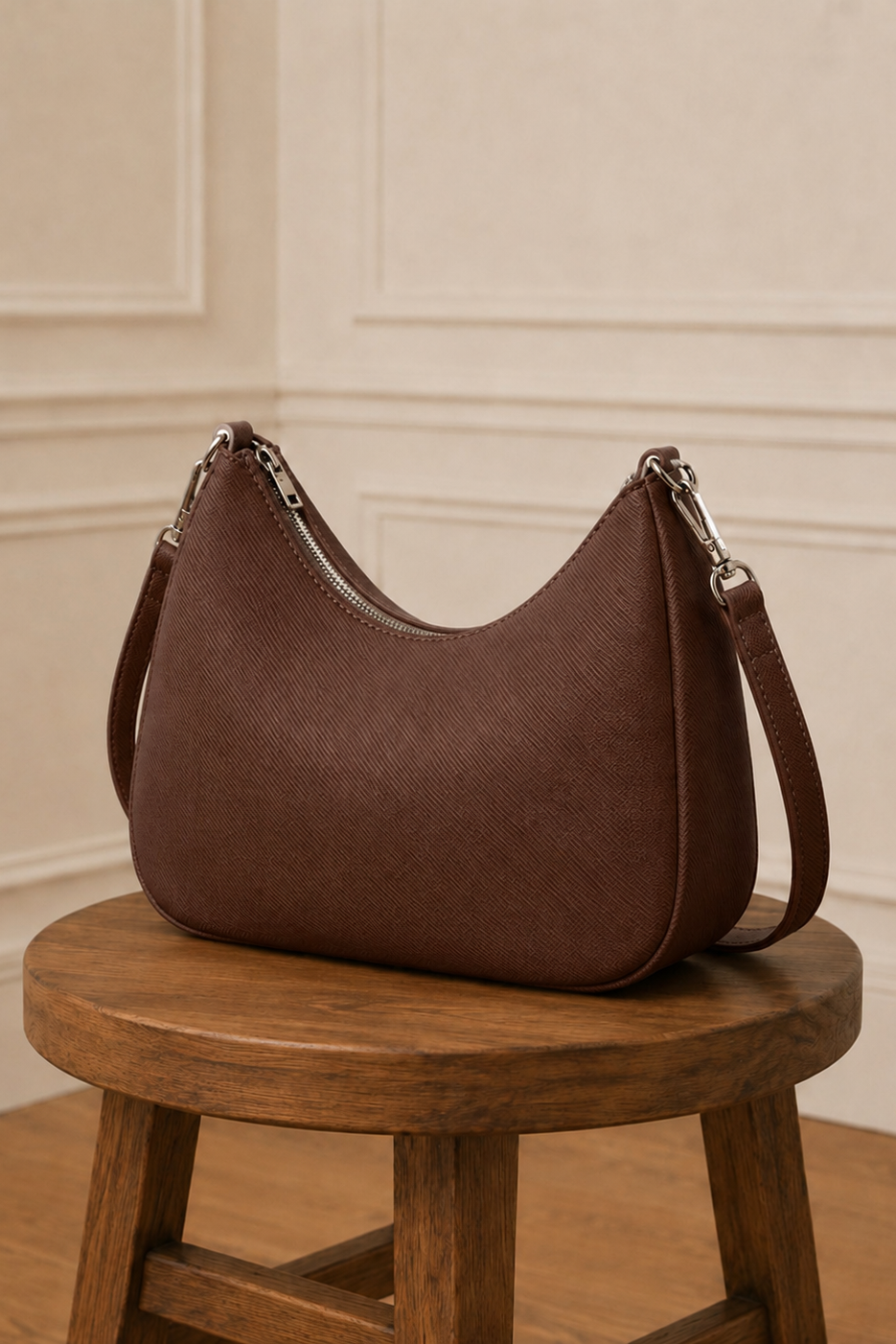 Bolso hobo marrón acabado tipo piqué