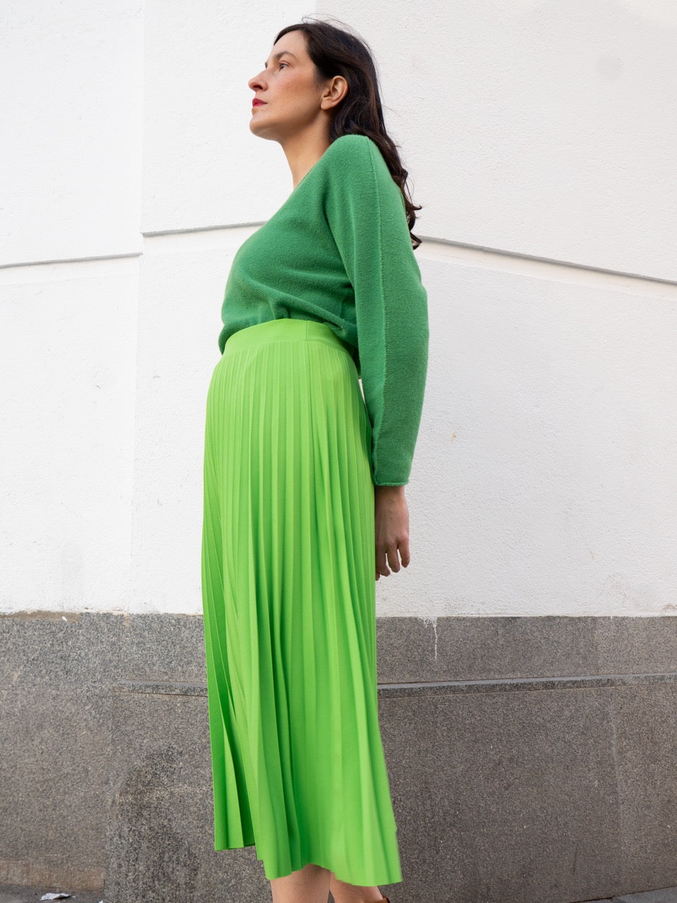 Falda plisada midi verde fluor Muestrarios de ropa y moda de mujer vestir bien talla invitada ideal