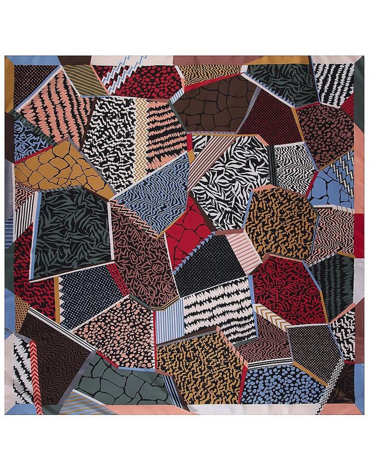 Pañuelo de seda estampado geométrico beige muestrarios tienda de ropa de mujer y accesorios de moda de mujer