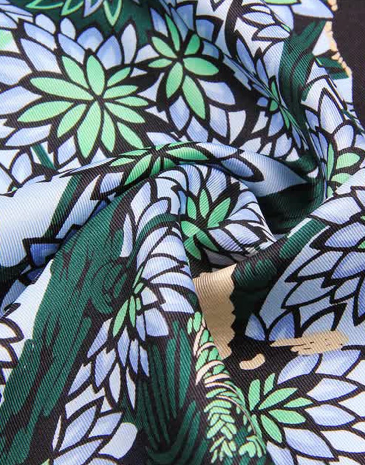 Pañuelo de seda leon y jungla muestrarios tienda de ropa de mujer y accesorios de moda de mujer