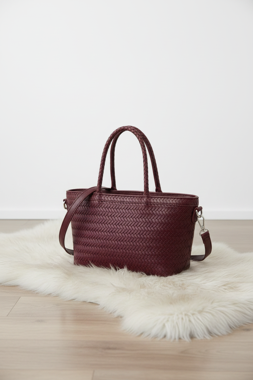 Bolso tote trenzado burdeos - vista 3/4 oscuro