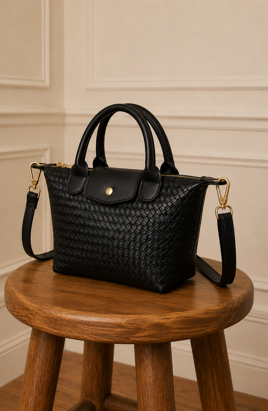 Bolso trenzado negro con asa