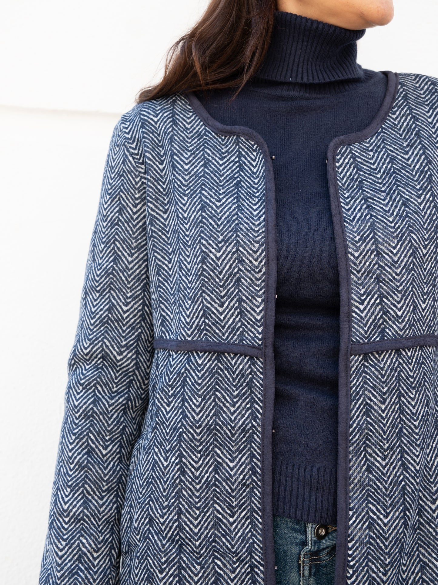 Abrigo 3/4 de espiguilla azul marino muestrarios de ropa y moda de mujer vestir bien 