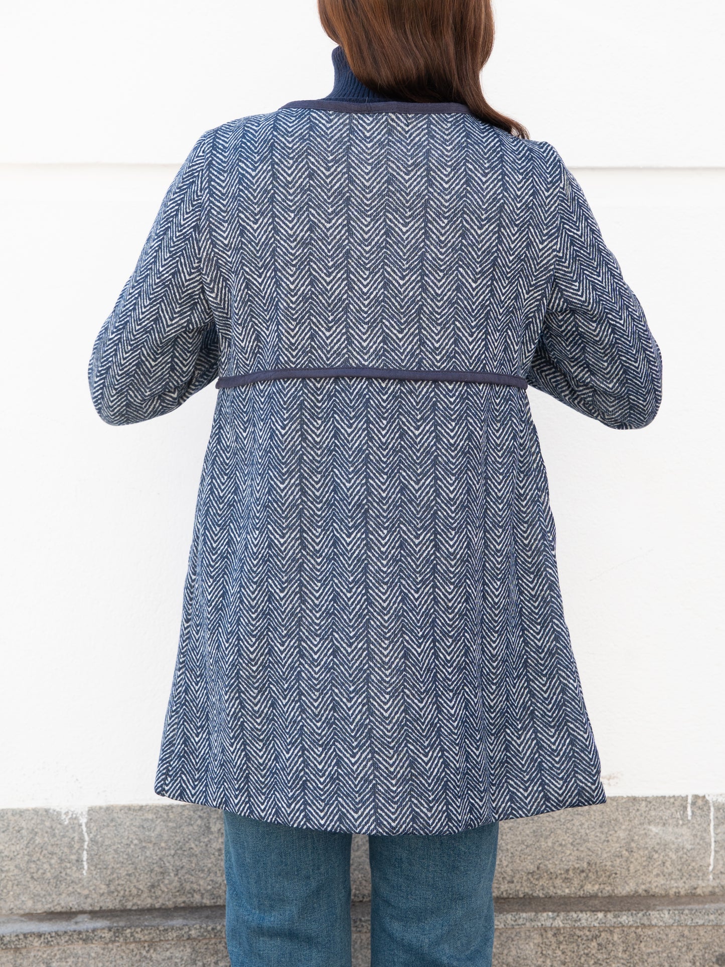 Abrigo 3/4 de espiguilla azul marino muestrarios de ropa y moda de mujer vestir bien 