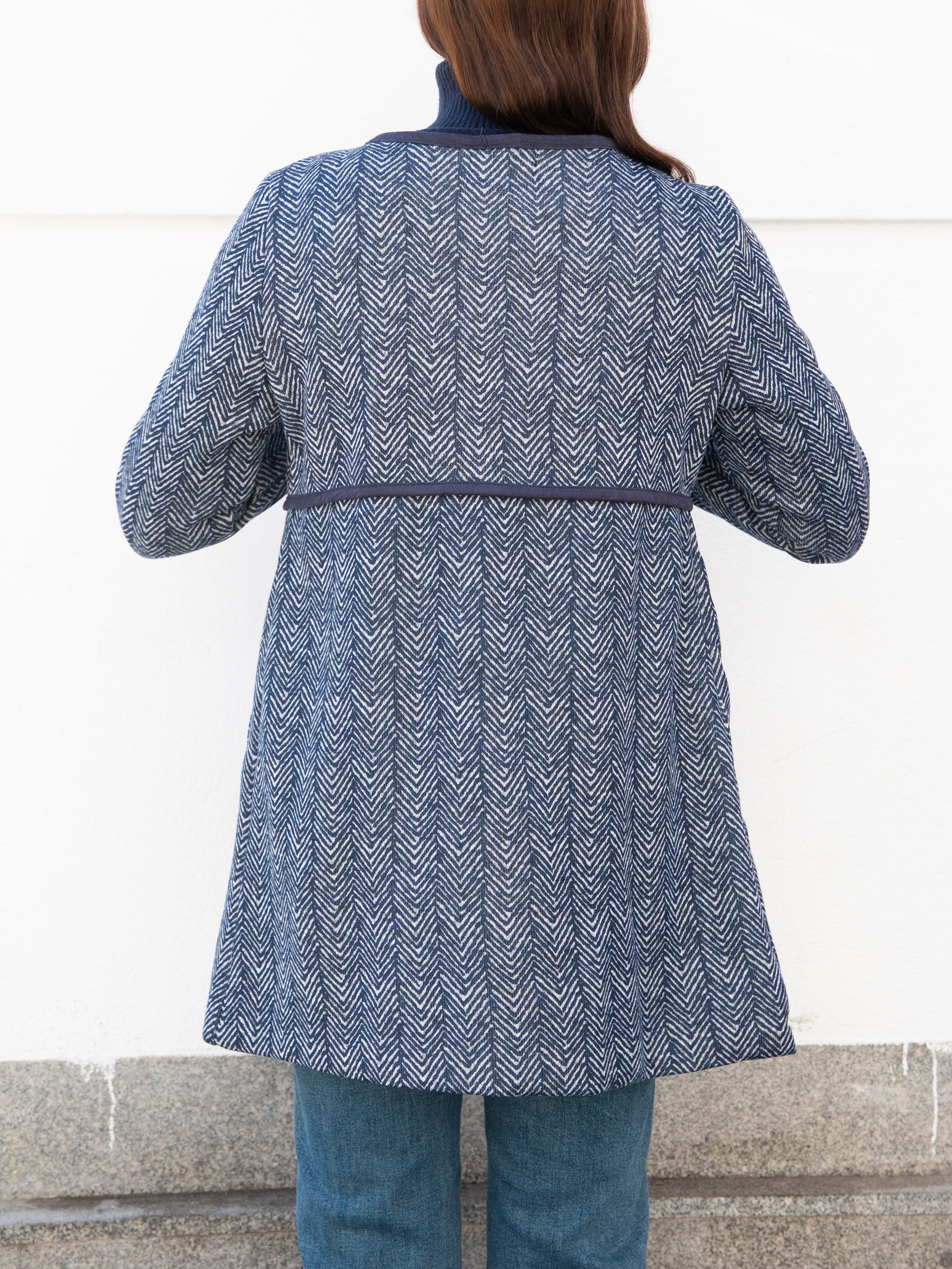 Abrigo 3/4 de espiguilla azul marino muestrarios de ropa y moda de mujer vestir bien 