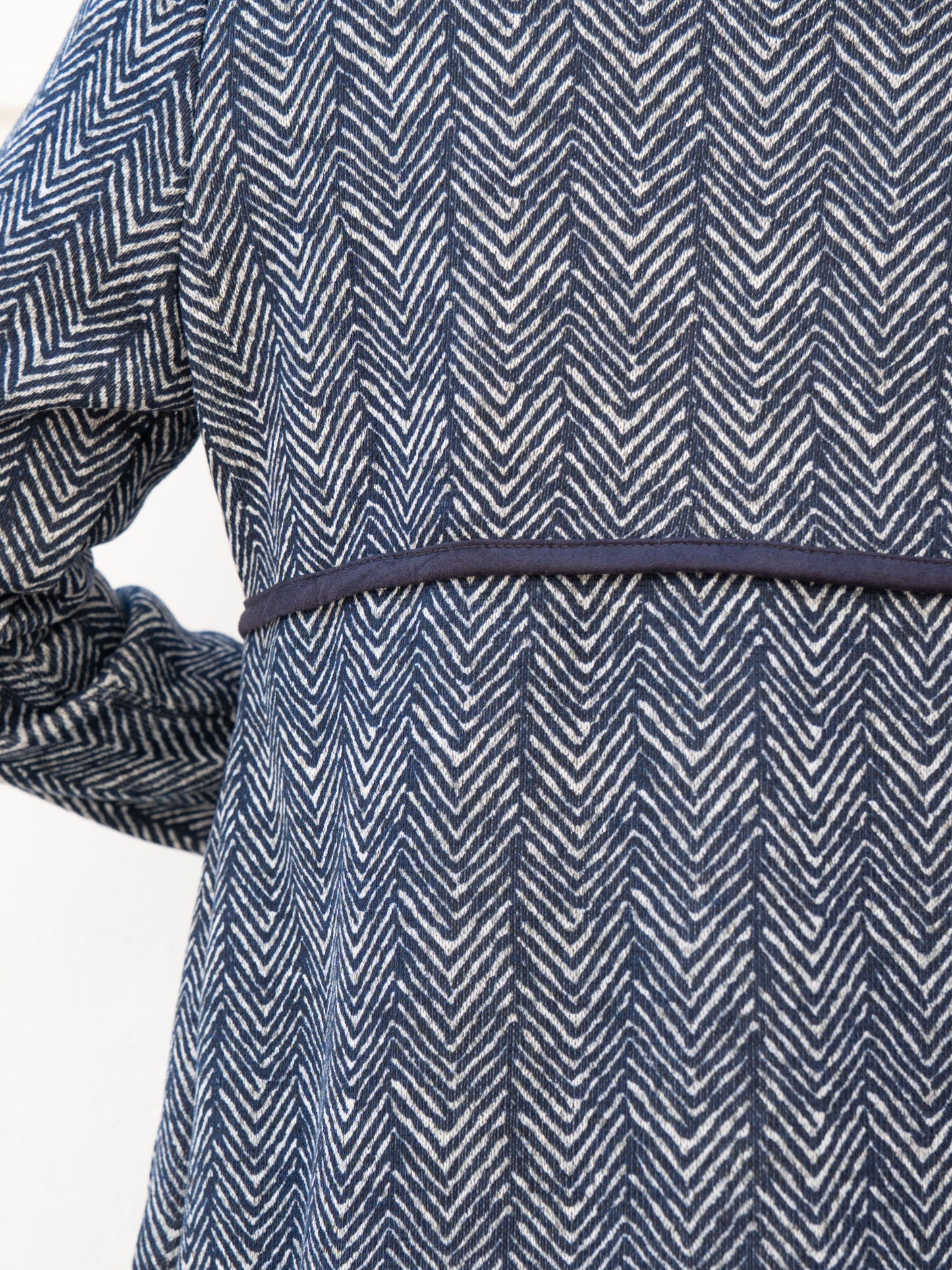 Abrigo 3/4 de espiguilla azul marino muestrarios de ropa y moda de mujer vestir bien 