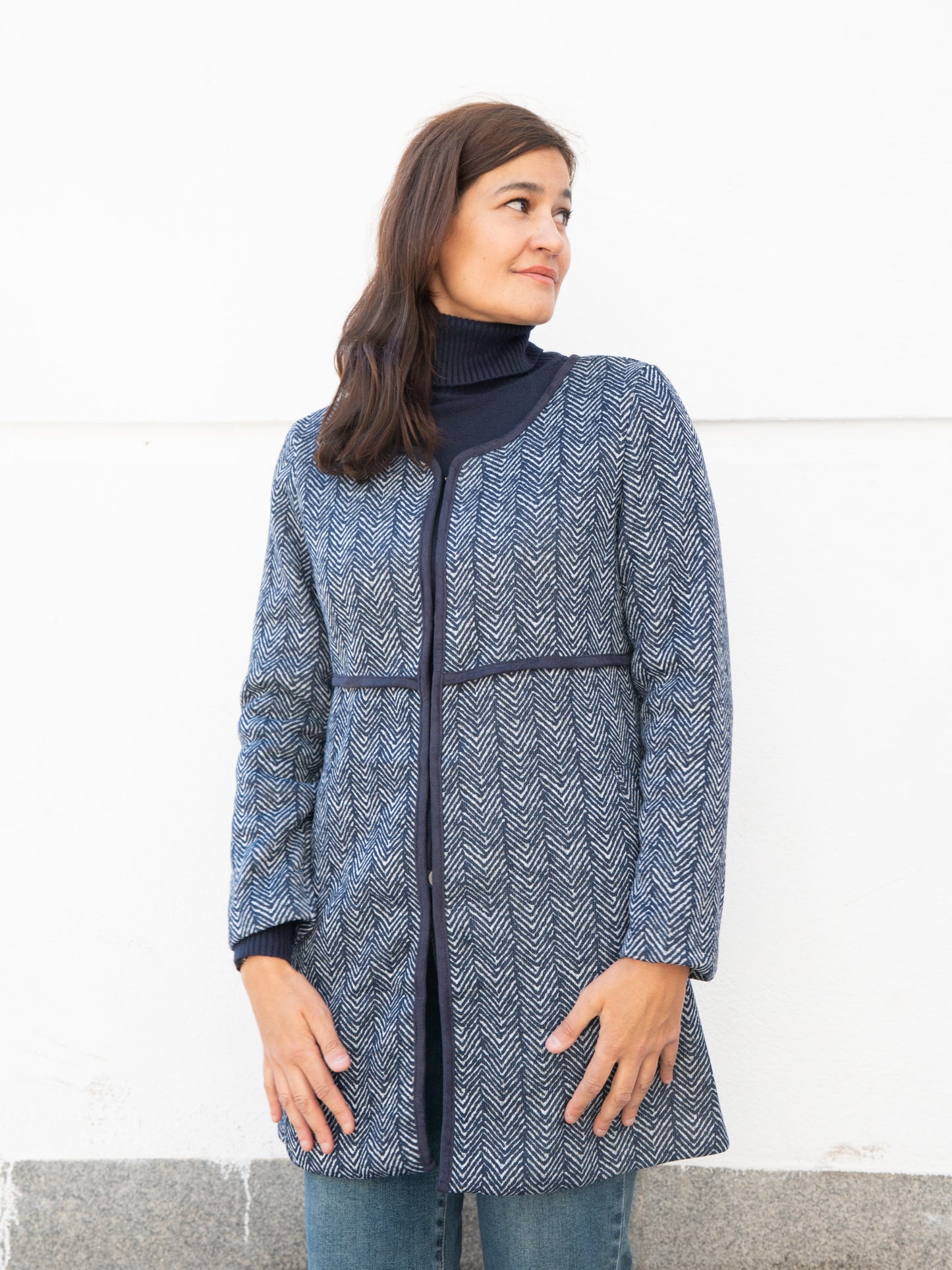 Abrigo 3/4 de espiguilla azul marino muestrarios de ropa y moda de mujer vestir bien 