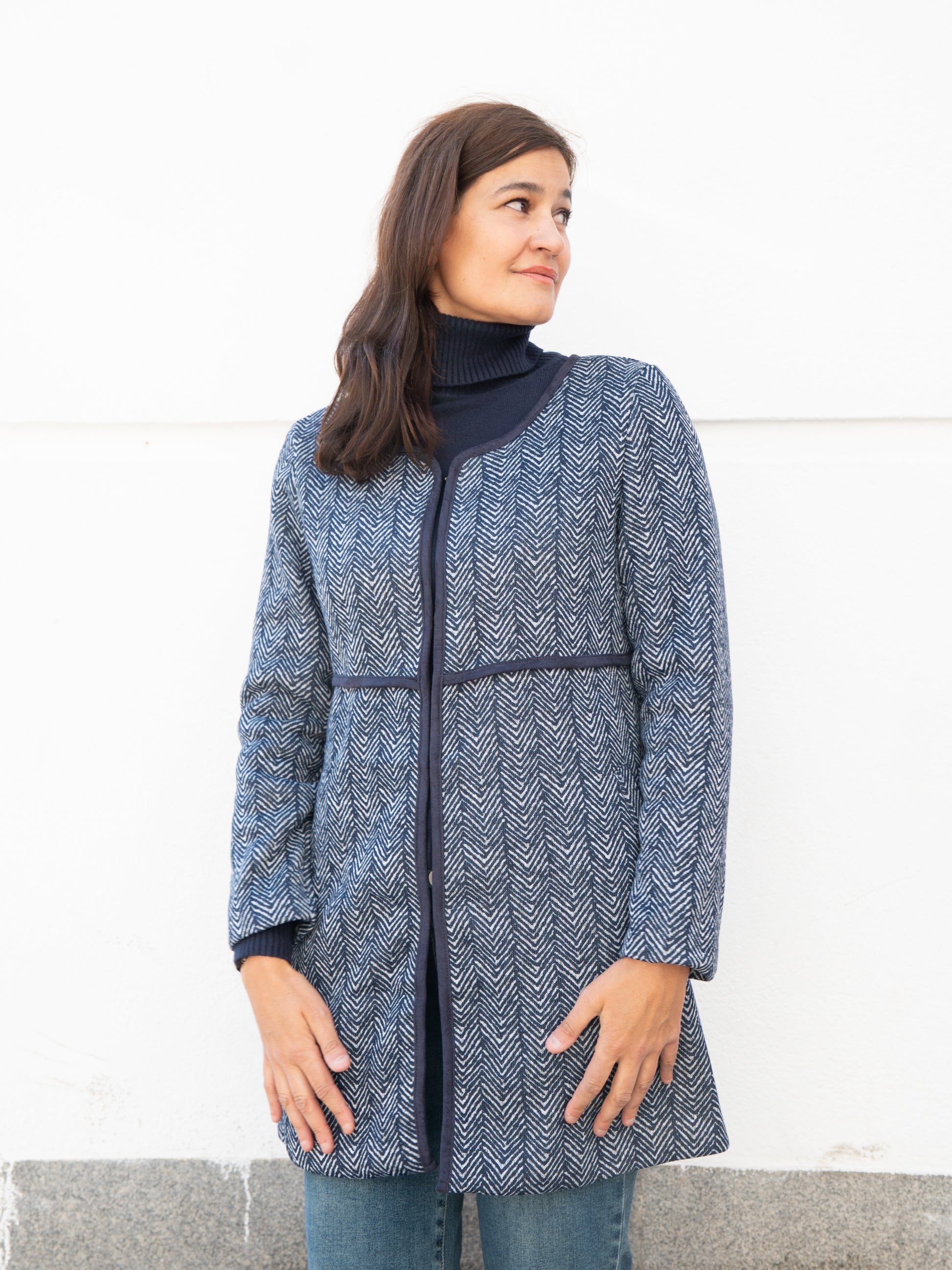 Abrigo 3/4 de espiguilla azul marino muestrarios de ropa y moda de mujer vestir bien 