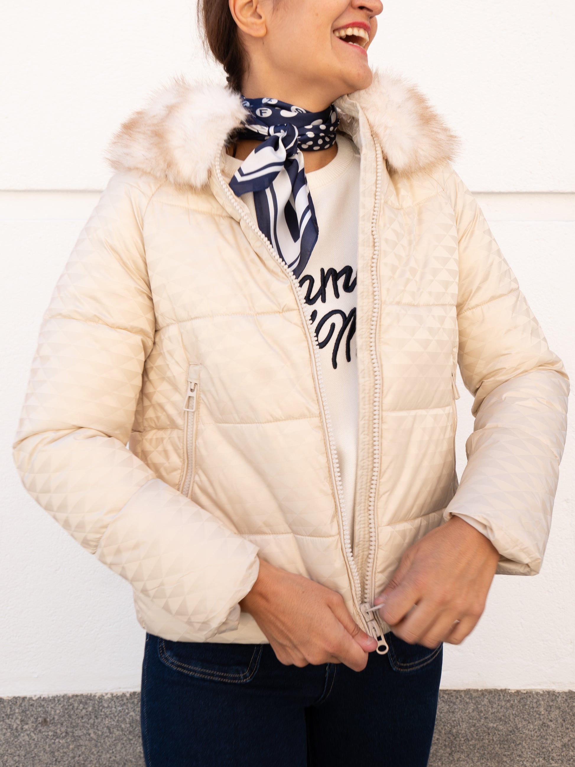 Abrigo acolchado con textura 3D y capucha pelo blanco marfil muestrarios de ropa y moda de mujer vestir bien otoño invierno 
