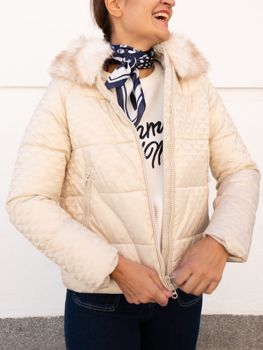 Abrigo acolchado con textura 3D y capucha pelo blanco marfil muestrarios de ropa y moda de mujer vestir bien otoño invierno 