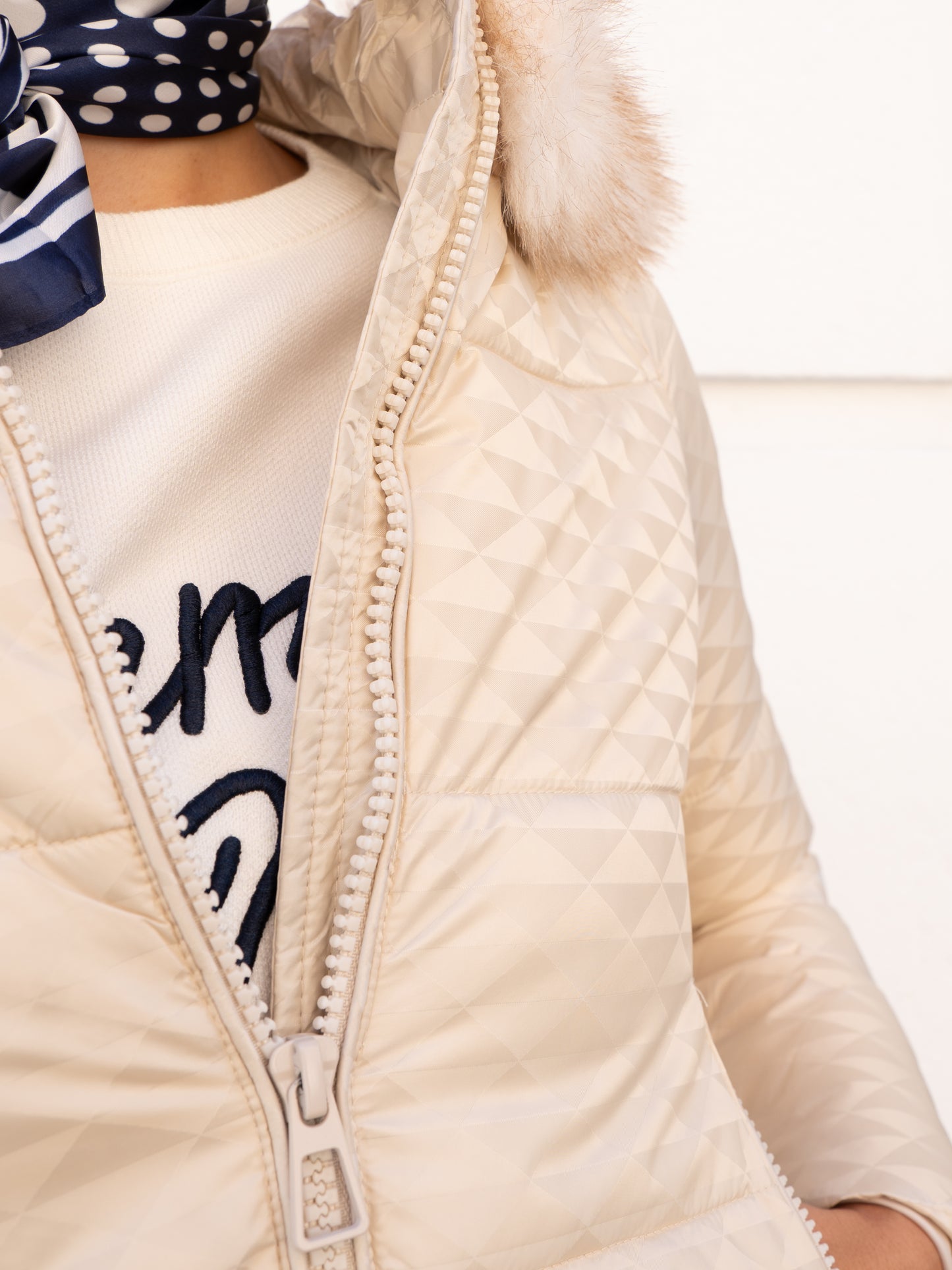 Abrigo acolchado con textura 3D y capucha pelo blanco marfil muestrarios de ropa y moda de mujer vestir bien otoño invierno 