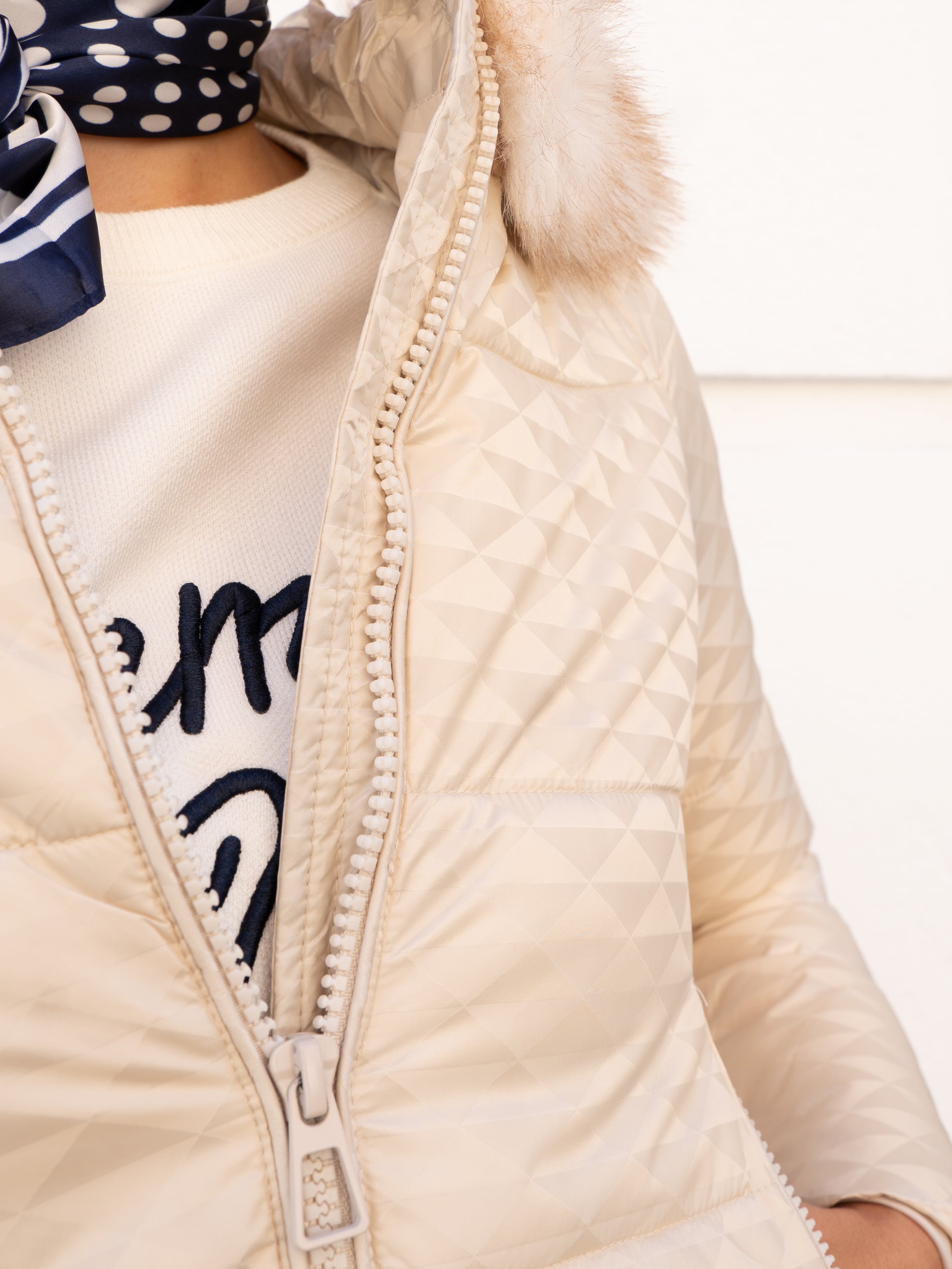 Abrigo acolchado con textura 3D y capucha pelo blanco marfil muestrarios de ropa y moda de mujer vestir bien otoño invierno 