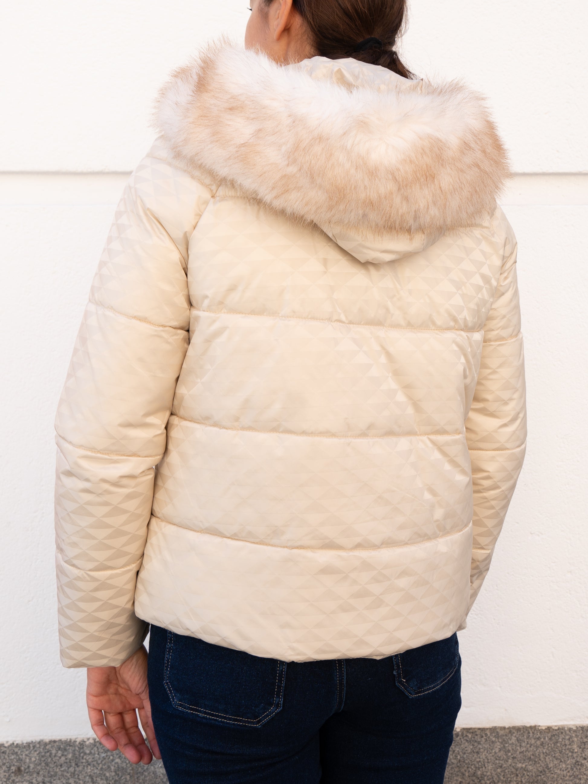 Abrigo acolchado con textura 3D y capucha pelo blanco marfil muestrarios de ropa y moda de mujer vestir bien otoño invierno 