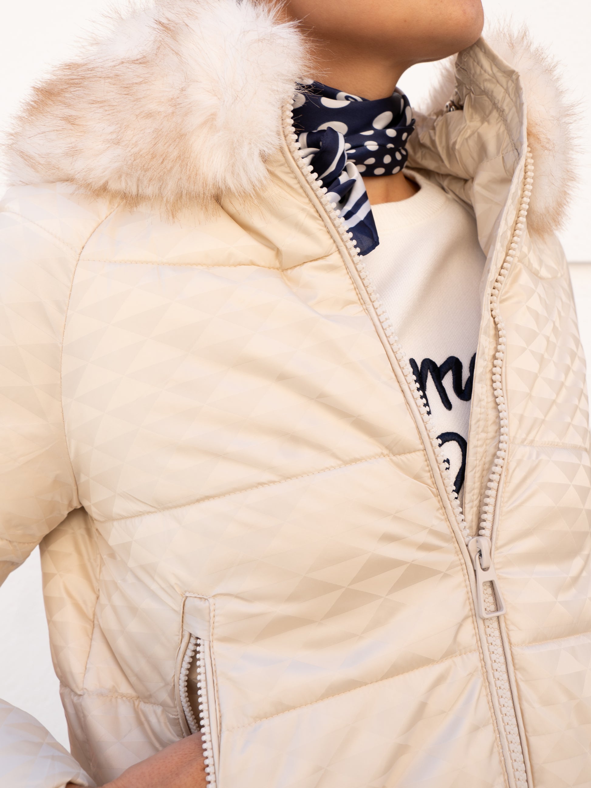 Abrigo acolchado con textura 3D y capucha pelo blanco marfil muestrarios de ropa y moda de mujer vestir bien otoño invierno 