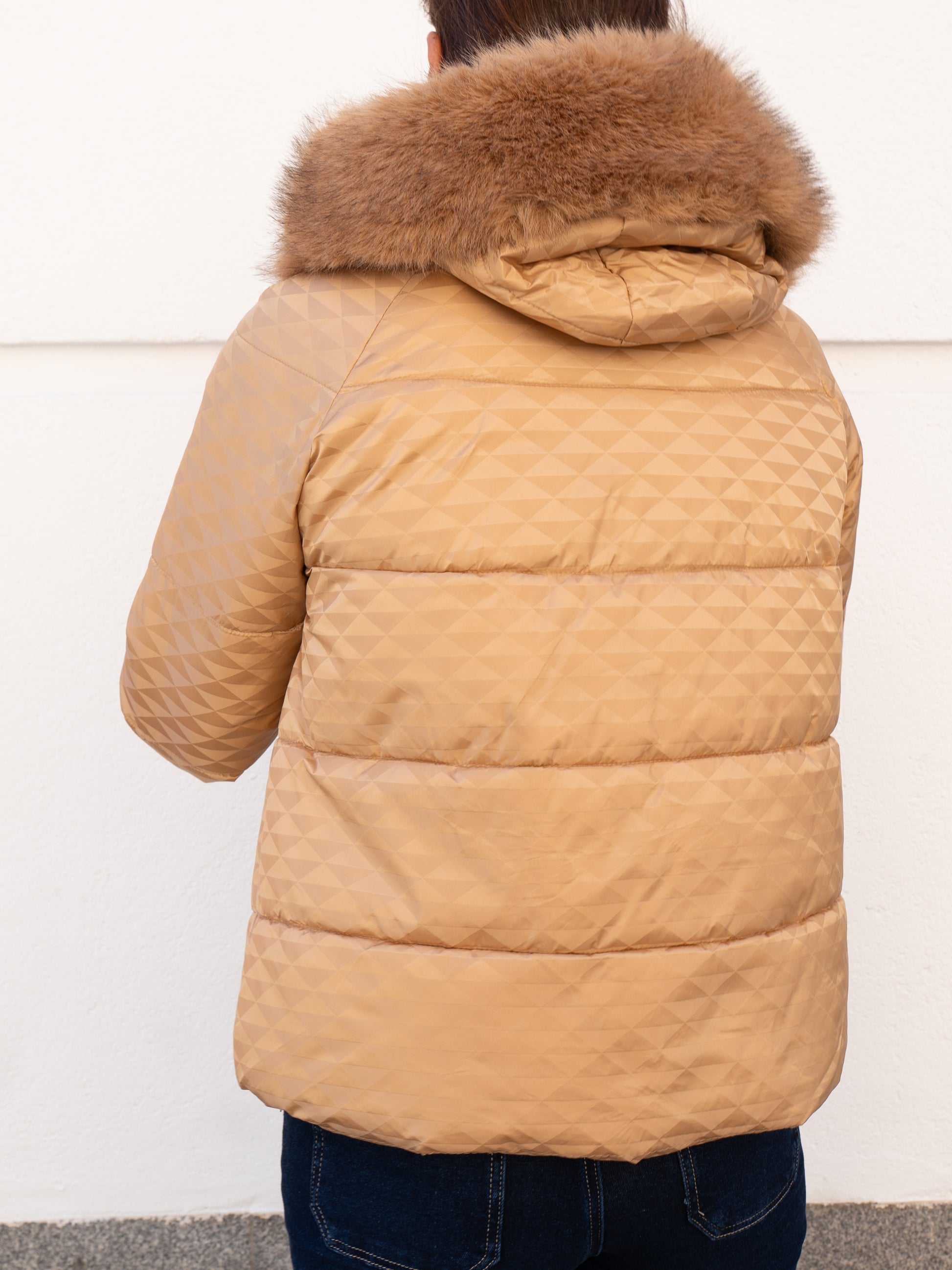 Abrigo acolchado con textura 3D y capucha pelo camel muestrarios de ropa y moda de mujer vestir bien ideas invierno 