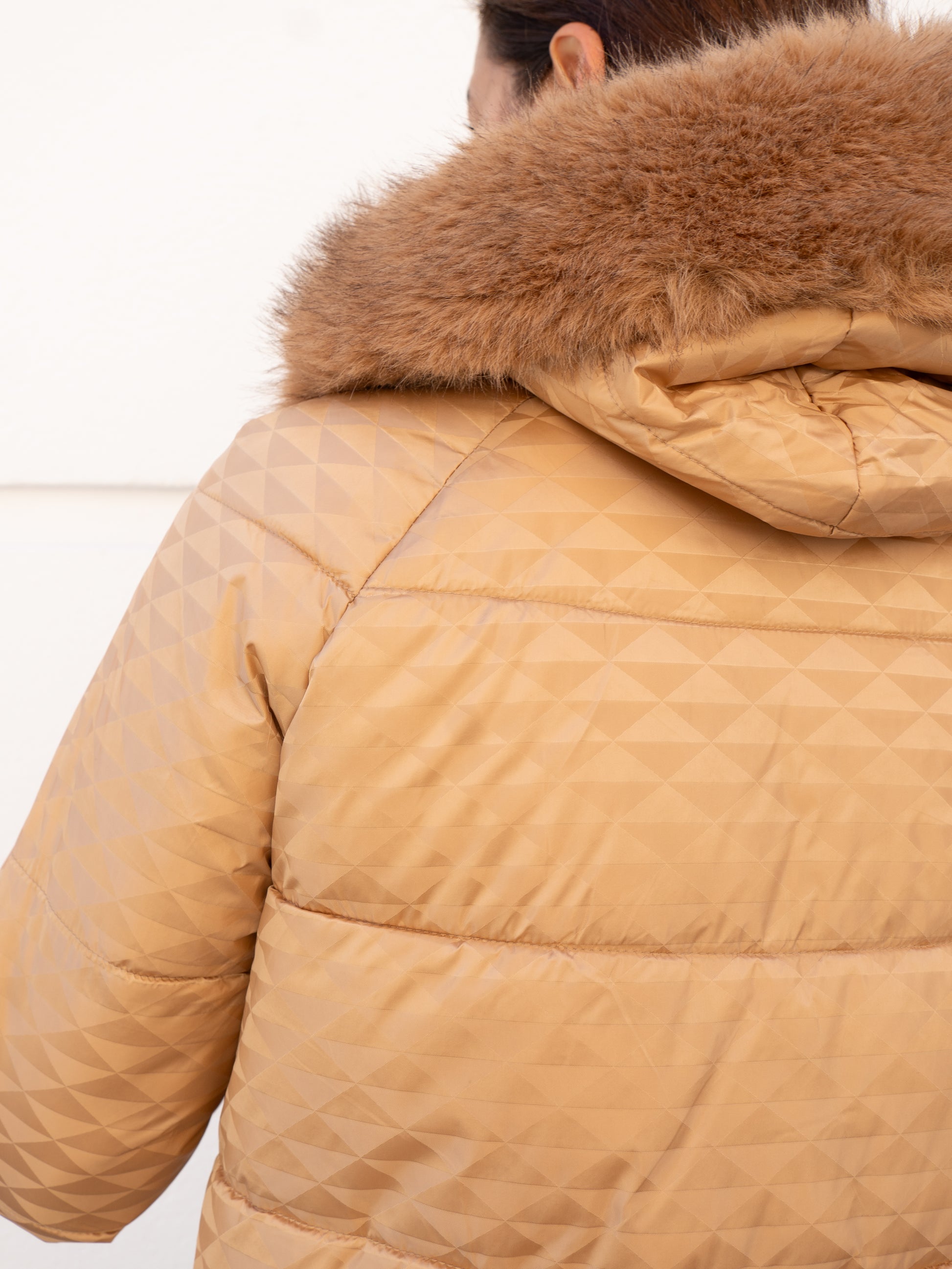 Abrigo acolchado con textura 3D y capucha pelo camel muestrarios de ropa y moda de mujer vestir bien ideas invierno 